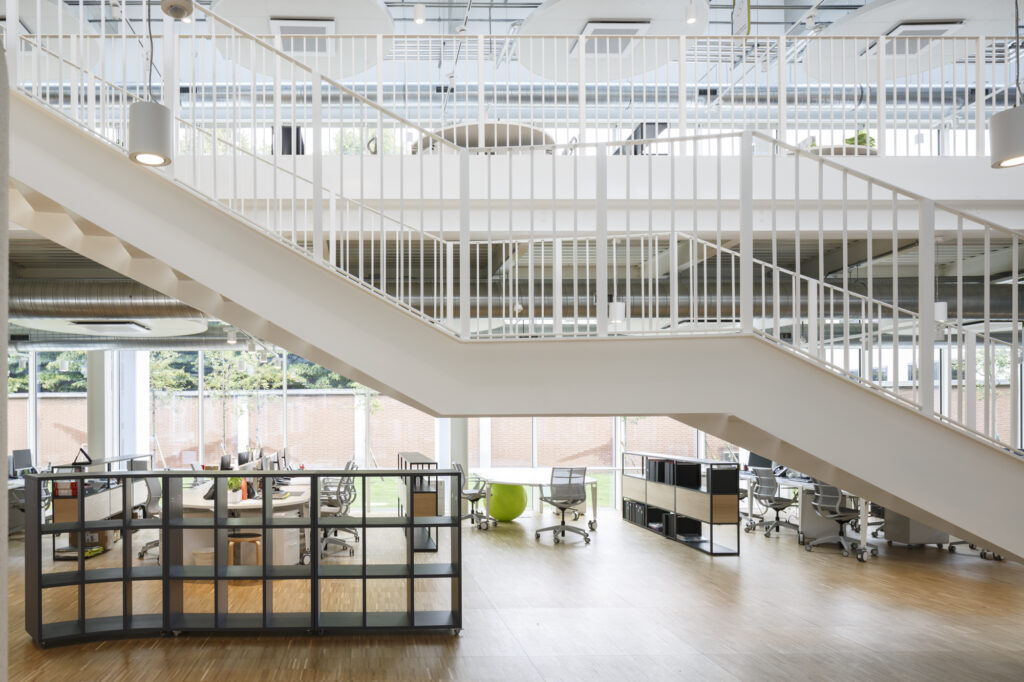 Z-Life_interno_Openspace con postazioni di lavoro classiche