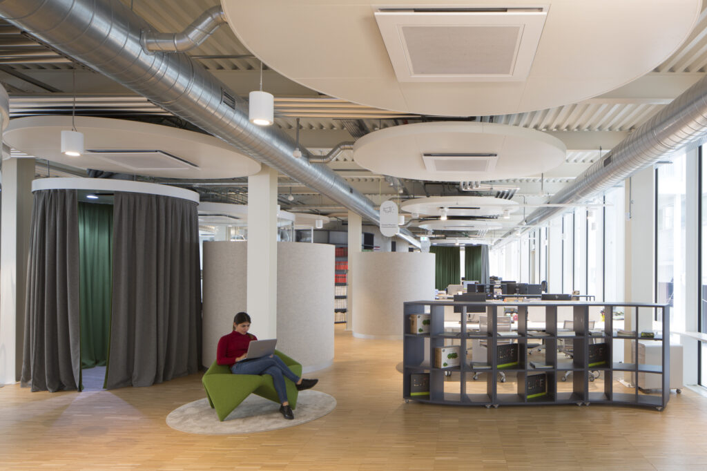 Z-Life_interno_area di lavoro informale in openspace